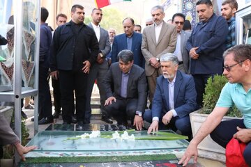 ادای احترام وزیر فرهنگ و ارشاد اسلامی به حاج قاسم سلیمانی و شهدای کرمان