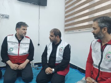 بازدید معاون استاندار یزد از محل استقرار تیم امدادی جمعیت هلال‌احمر یزد در مسیر نجف به کربلا