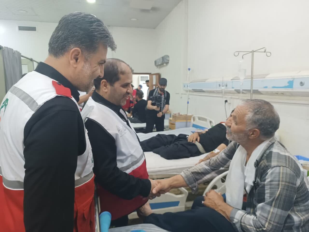 بازدید معاون استاندار یزد از محل استقرار تیم امدادی جمعیت هلال‌احمر یزد در مسیر نجف به کربلا