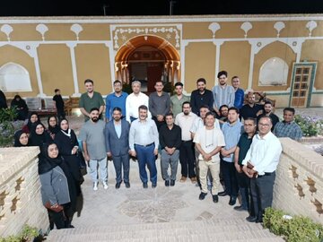 بررسی ظرفیت‌های نوآورانه در نشست با شرکت‌های فناور شهرستان ابرکوه