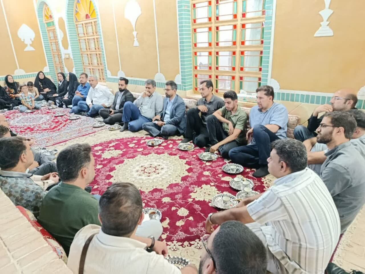 بررسی ظرفیت‌های نوآورانه در نشست با شرکت‌های فناور شهرستان ابرکوه