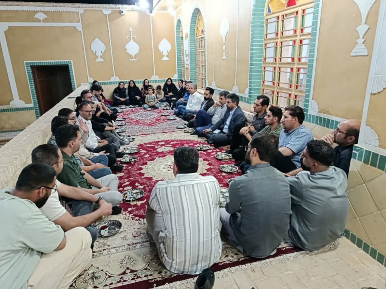 بررسی ظرفیت‌های نوآورانه در نشست با شرکت‌های فناور شهرستان ابرکوه