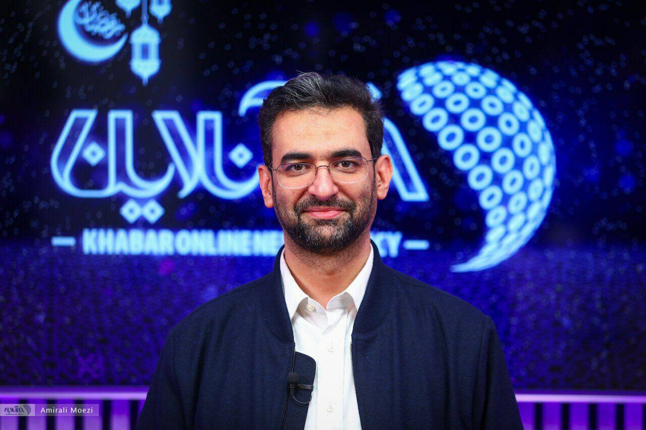 وزیر ارتباطات آذری جهرمی درحال صحبت کردن