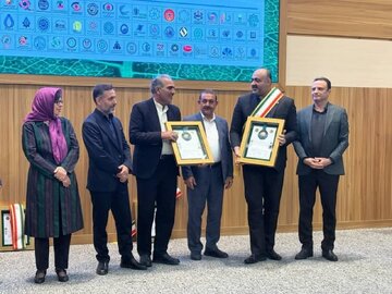 شرکت دانش‌بنیان فنرلول ایران جایزه کشوری “برند سبز” در حوزه محیط زیست را کسب کرد