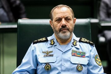 عکسی از دیدار وزیر دفاع با خانواده شهید علی شادمانی