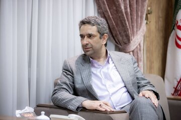 چرا روز ۲۲ بهمن فیلم دختر بی حجاب پخش می شود اما در باقی زمان ها این دختر غایب است؟