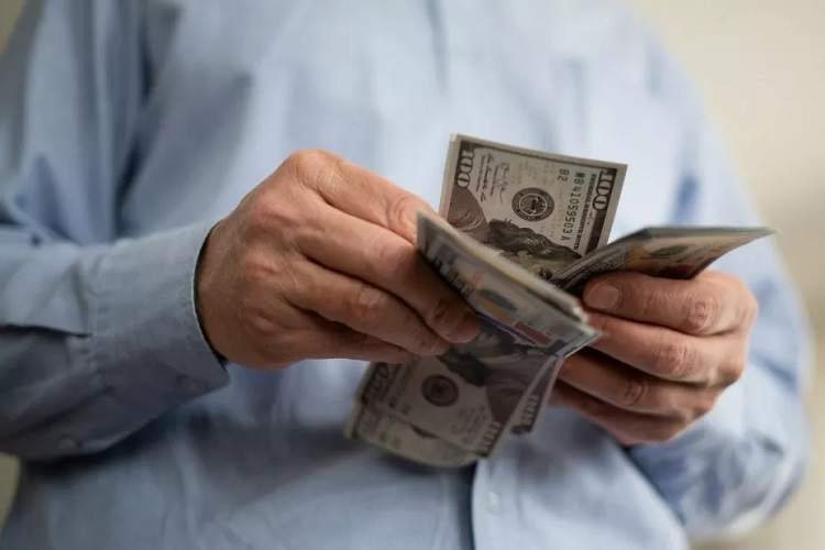 آیا هوش مصنوعی درآمد پایه همگانی را به ۱۰ هزار دلار می‌رساند؟