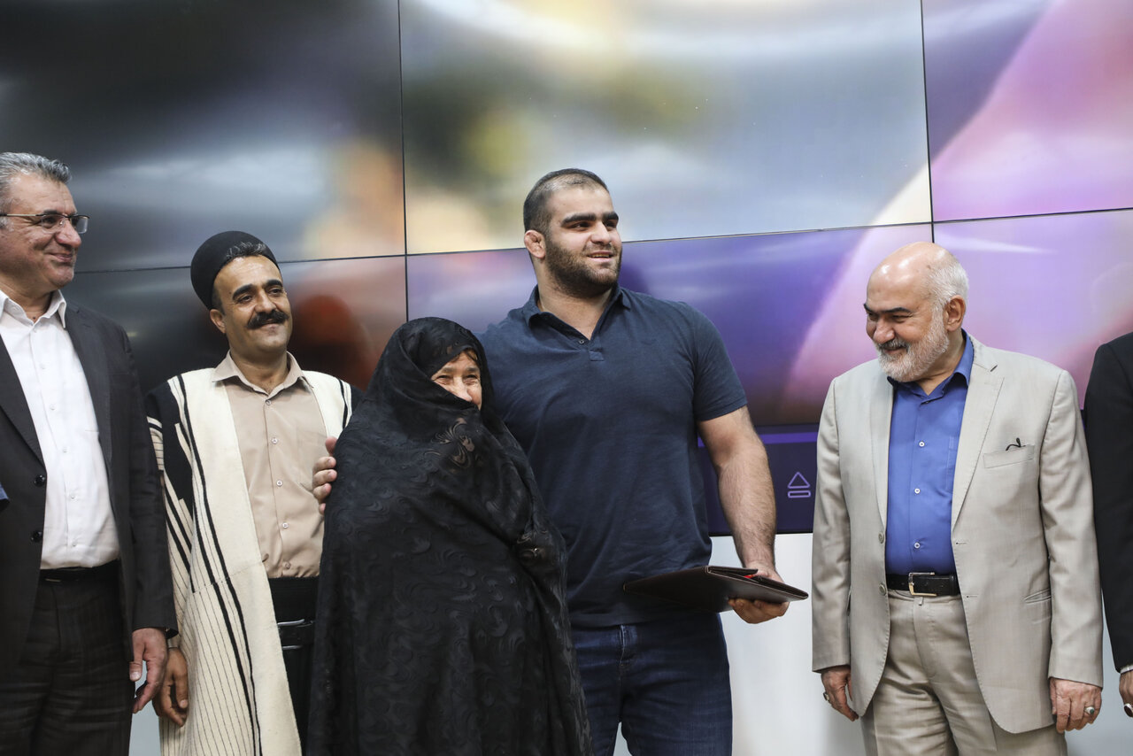 آیین استقبال و تجلیل از مدال‌آوران خوزستانی تیم ملی کشتی فرنگی با حضور مردم و مقامات استانی برگزار شد