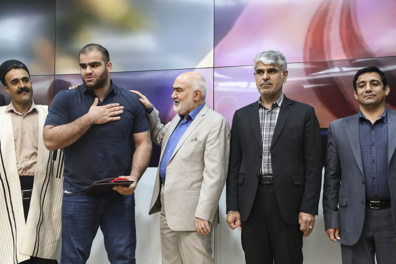 آیین استقبال و تجلیل از مدال‌آوران خوزستانی تیم ملی کشتی فرنگی با حضور مردم و مقامات استانی برگزار شد