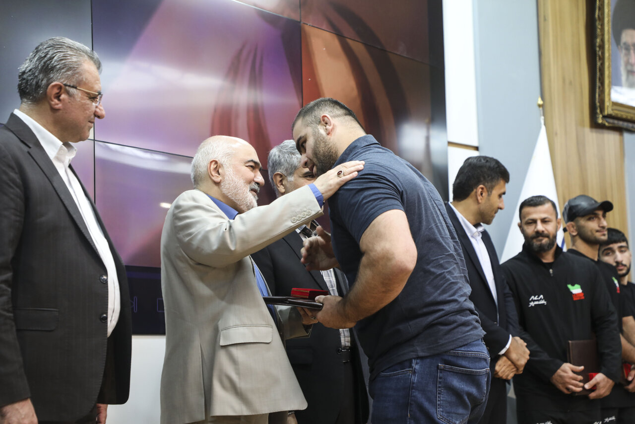 آیین استقبال و تجلیل از مدال‌آوران خوزستانی تیم ملی کشتی فرنگی با حضور مردم و مقامات استانی برگزار شد