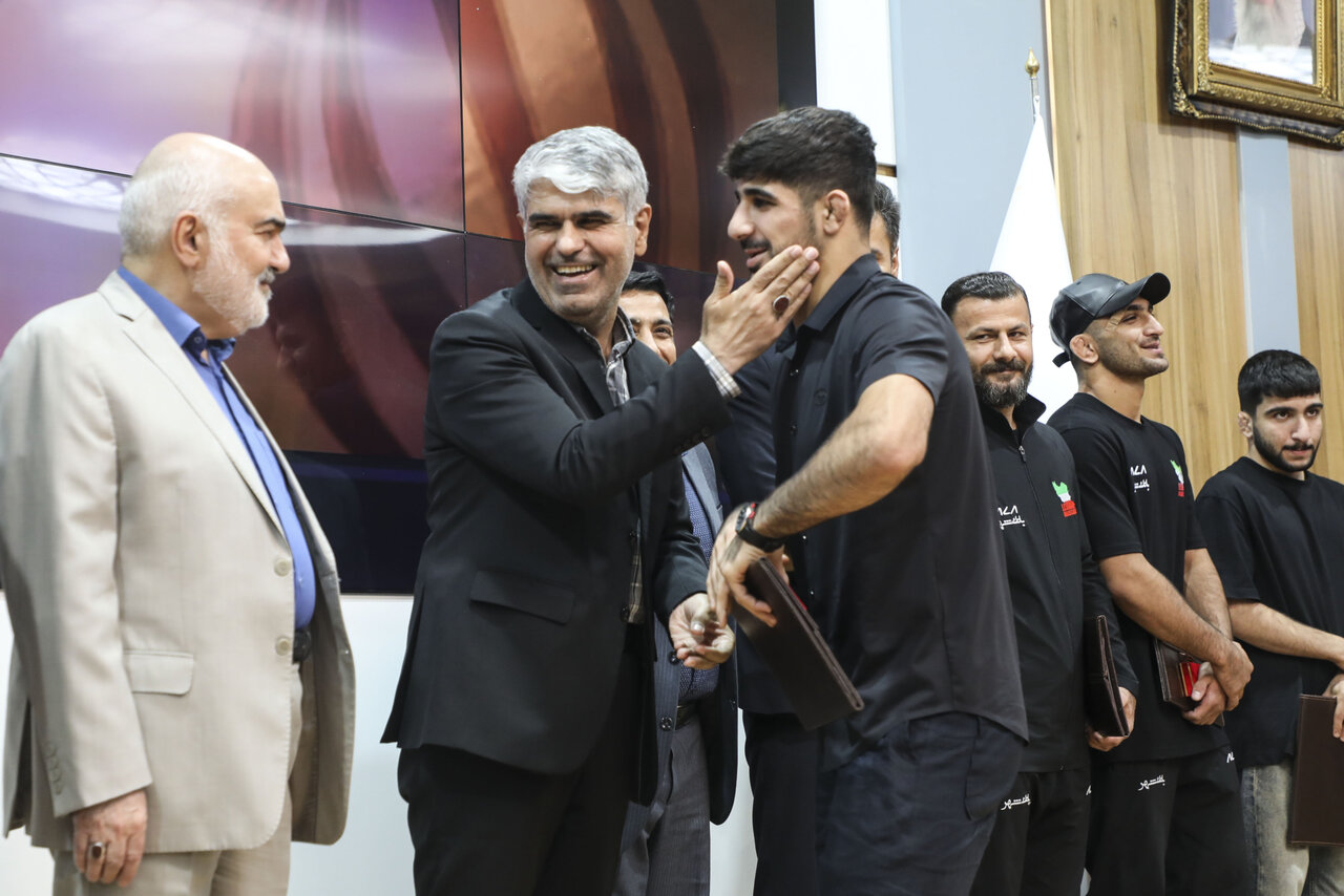 آیین استقبال و تجلیل از مدال‌آوران خوزستانی تیم ملی کشتی فرنگی با حضور مردم و مقامات استانی برگزار شد