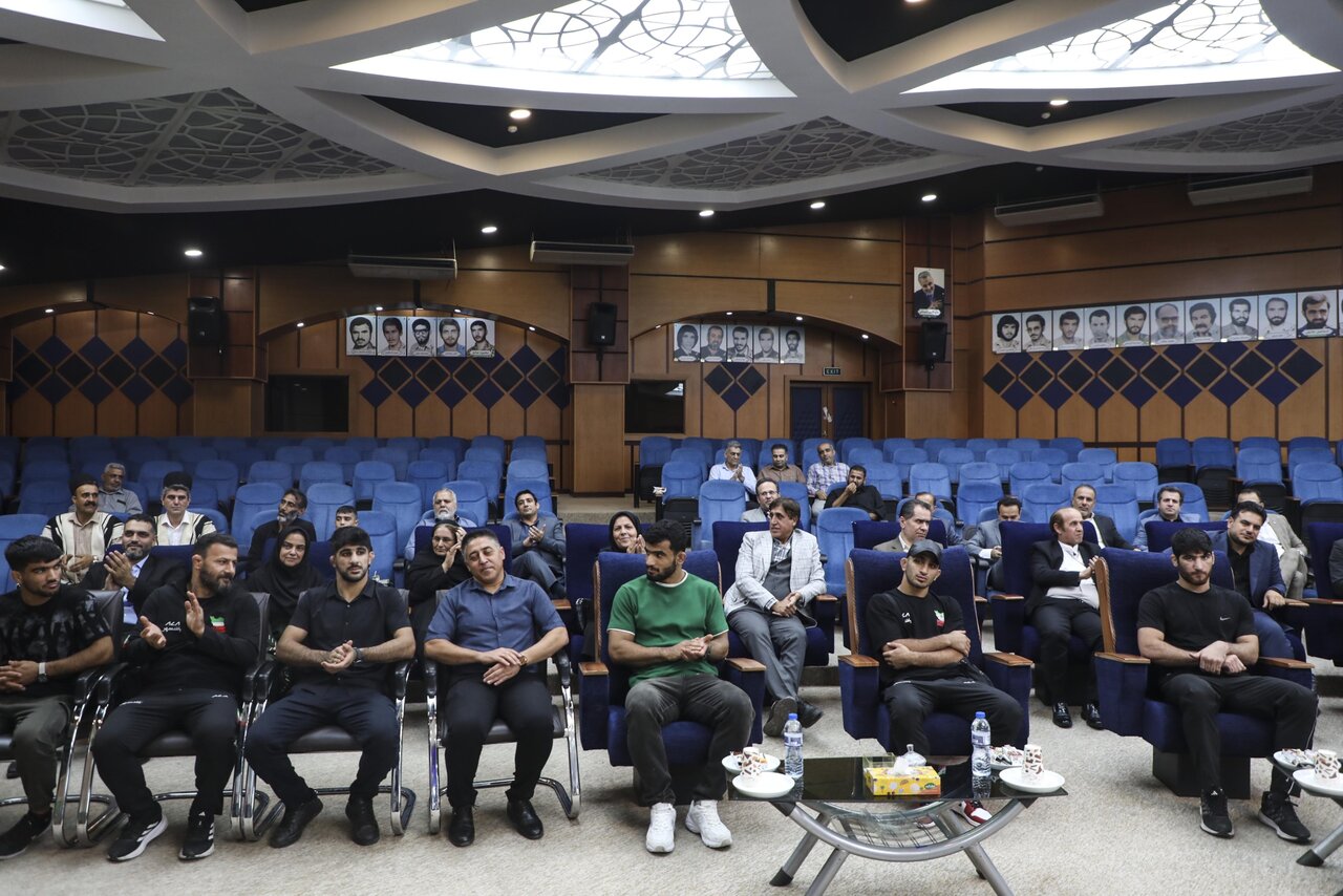 آیین استقبال و تجلیل از مدال‌آوران خوزستانی تیم ملی کشتی فرنگی با حضور مردم و مقامات استانی برگزار شد