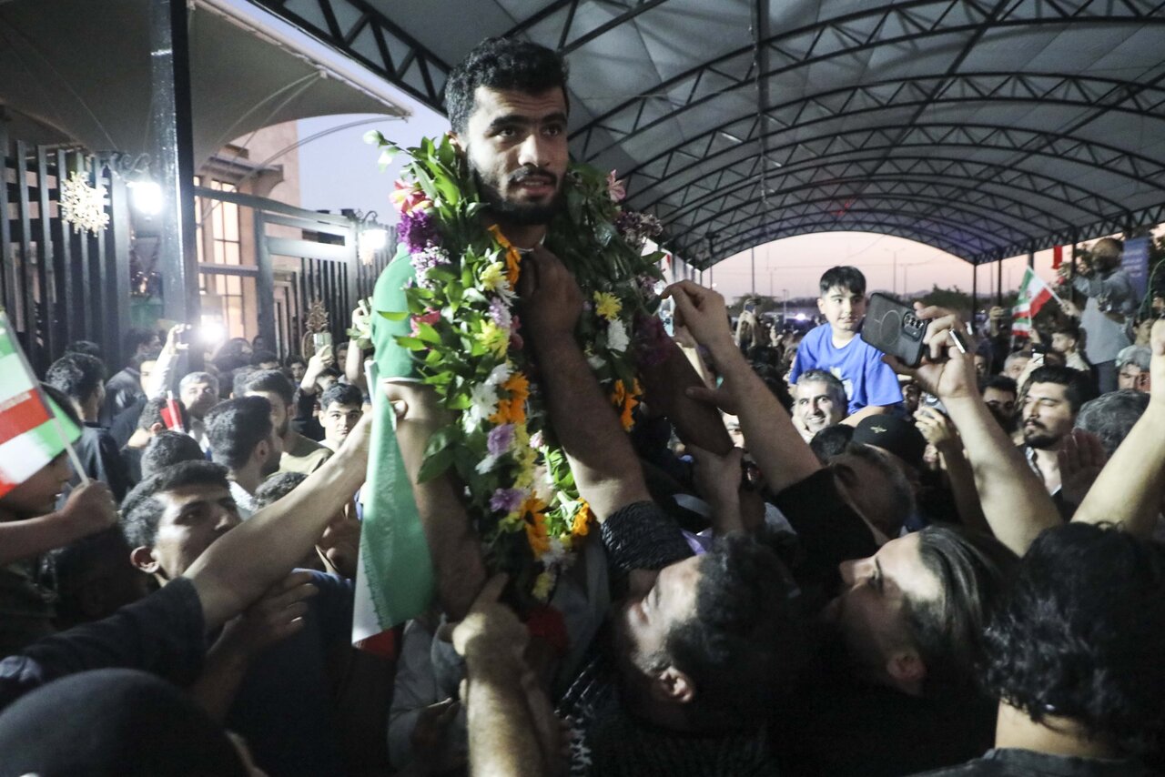 آیین استقبال و تجلیل از مدال‌آوران خوزستانی تیم ملی کشتی فرنگی با حضور مردم و مقامات استانی برگزار شد