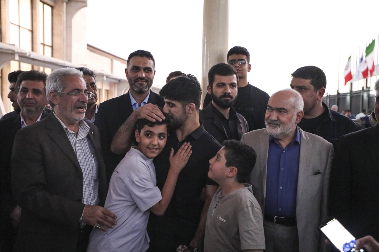 آیین استقبال و تجلیل از مدال‌آوران خوزستانی تیم ملی کشتی فرنگی با حضور مردم و مقامات استانی برگزار شد