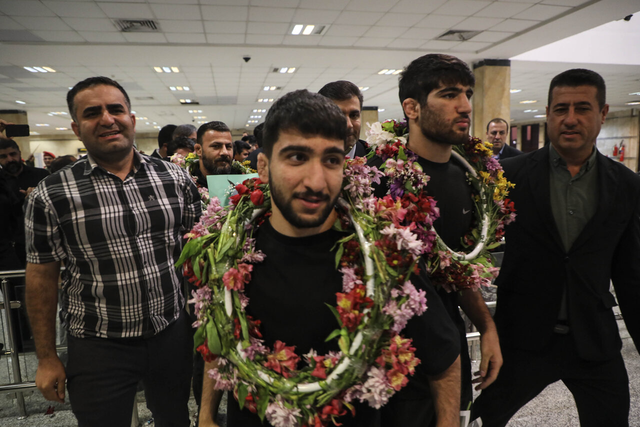 آیین استقبال و تجلیل از مدال‌آوران خوزستانی تیم ملی کشتی فرنگی با حضور مردم و مقامات استانی برگزار شد