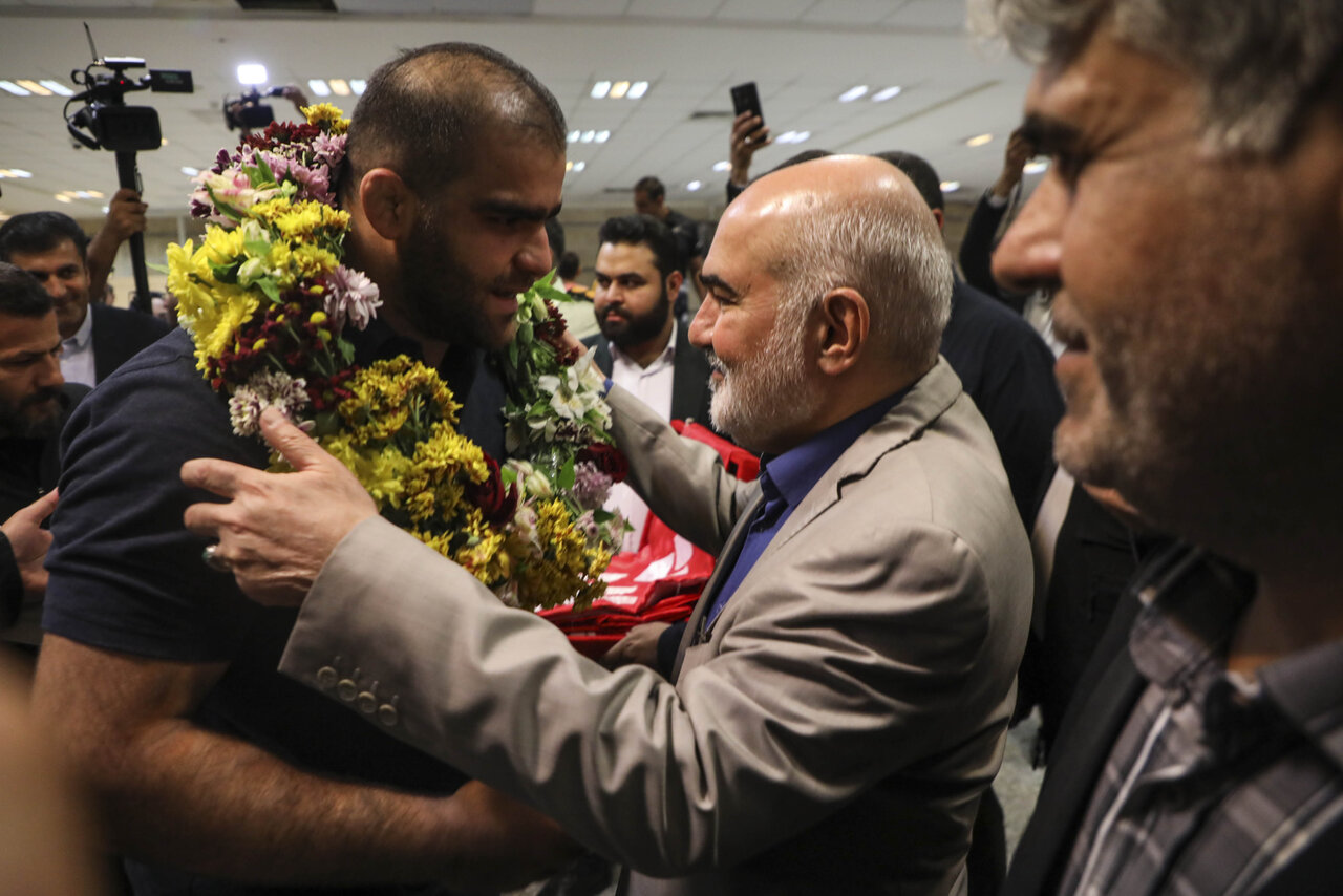 آیین استقبال و تجلیل از مدال‌آوران خوزستانی تیم ملی کشتی فرنگی با حضور مردم و مقامات استانی برگزار شد