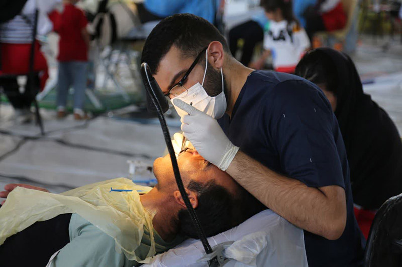 از توزیع ۶۵۰۰ بسته لوازم‌التحریر تا حضور ۷۵ دندانپزشک جهادی / دکتر عبدالملکی: «ما نوکر مردمیم، زکات علم‌مان را در اختیارشان می‌گذاریم»