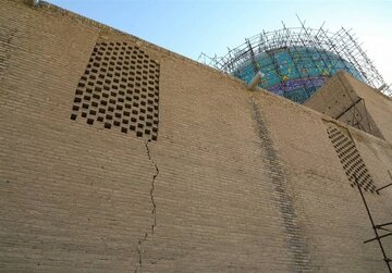 اصفهان پی در پی فرو می ریزد؛ «فرونشست» به مجاورت بناهای تاریخی رسید/ چه زمانی درس عبرت می گیریم؟!