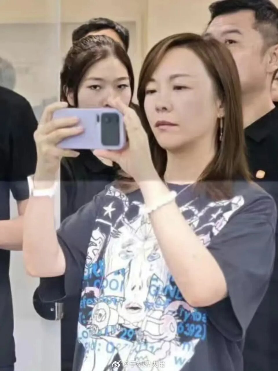 یک زن جوان در حال عکاسی با گوشی