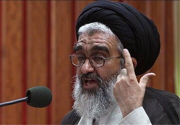 امام جمعه قم: دشمن به جای جنگ مستقیم، دنبال فروپاشی کشور از درون بود/ جنگ ترکیبی دشمن شامل عملیات روانی، فشار اقتصادی و تهاجم فرهنگی بود اما…