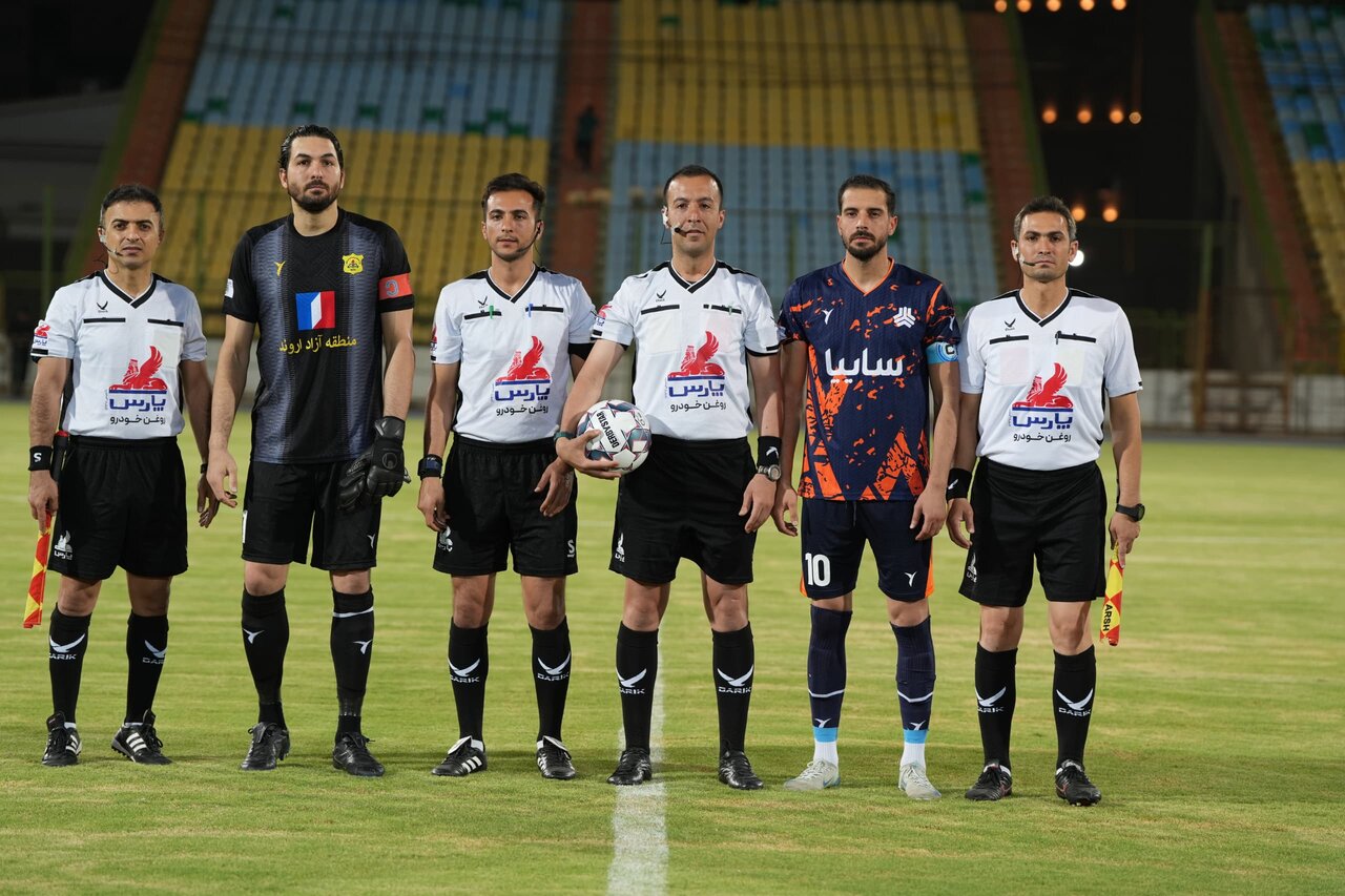 بازی دو تیم صنعت نفت آبادان و سایپا تهران