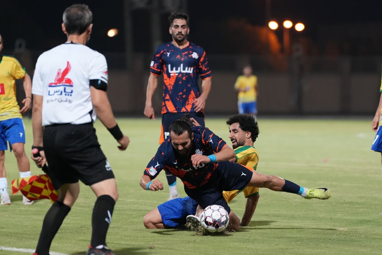 بازی دو تیم صنعت نفت آبادان و سایپا تهران
