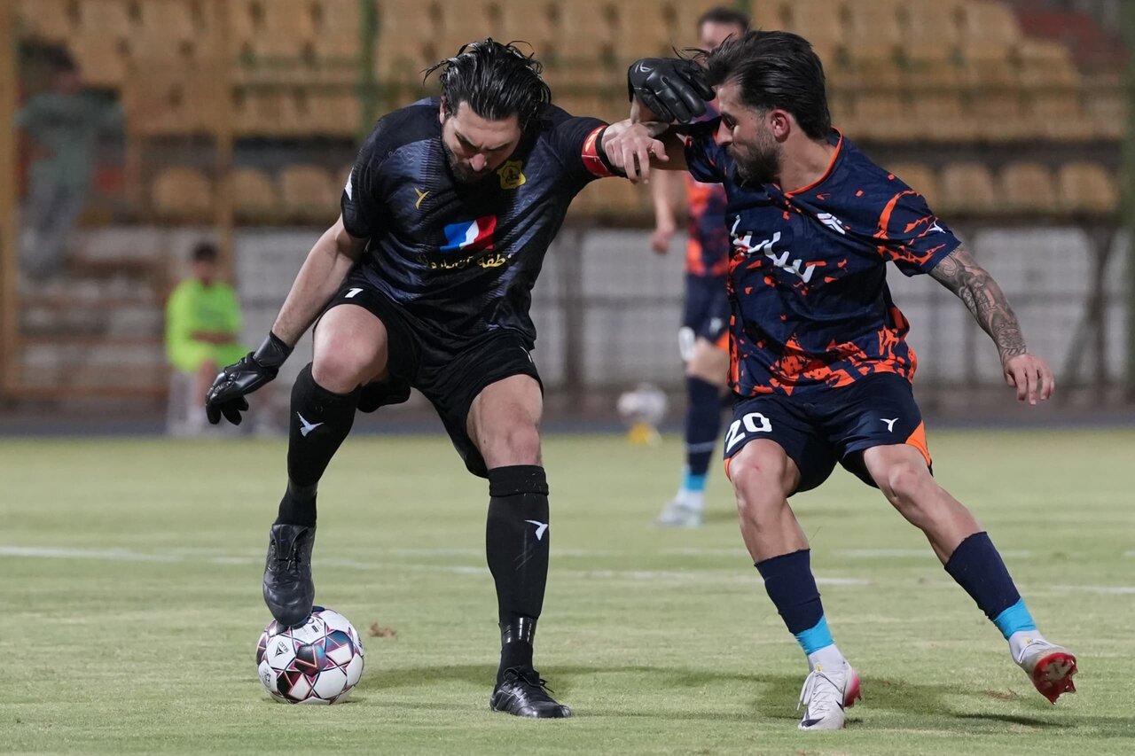 بازی دو تیم صنعت نفت آبادان و سایپا تهران