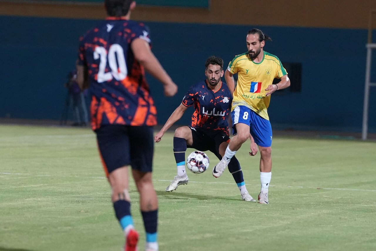 بازی دو تیم صنعت نفت آبادان و سایپا تهران