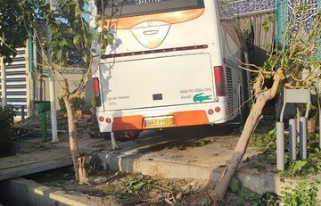 برخورد اتوبوس برون‌شهری با در ورودی مسجد در اصفهان/ راننده مجروح شد