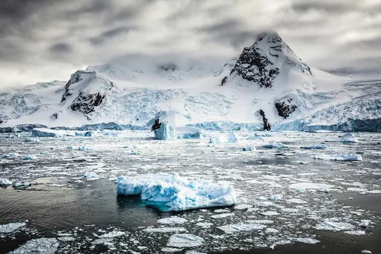 بزرگترین کوه یخ جهان در حال فروپاشی است