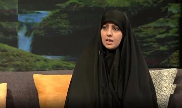 تحلیل دختر شهید شادمانی از موضوع برداشتن روسری/ دشمن میخواهد ساختار نقش تربیتی مادر را تضعیف کند
