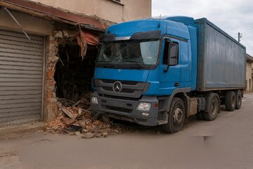 تریلی در شهرستان سامان وارد مغازه شد