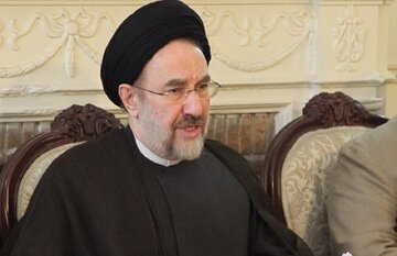 تصاویری از قرائت نماز میت توسط سید محمد خاتمی در مراسم تشییع پیکر مرحوم جماعتی