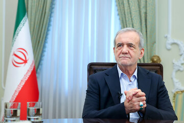 تصاویری از پزشکیان و رقیب انتخاباتیاش در لباسی متفاوت