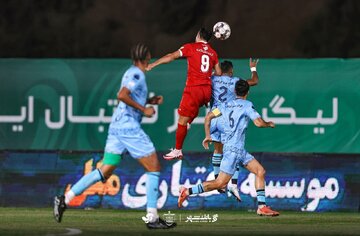 توقف پرسپولیس در زمین افتضاح؛ زور سرخپوشان به چادرملو نرسید