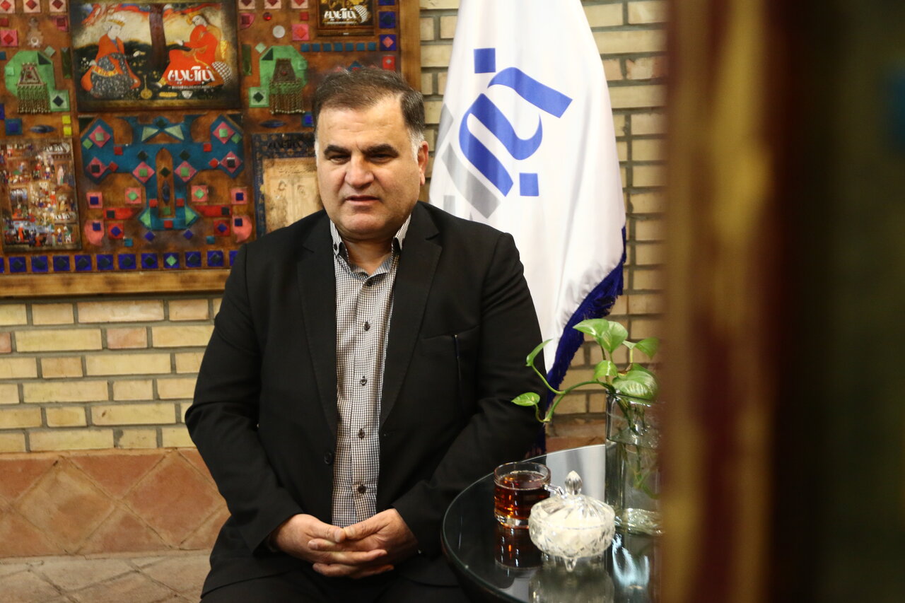 تَرَکهای ناشی از فرونشست سالانه ۱۵ تا ۱۸ سانتیمتری روی ستونهای سیوسه پل؛ آغاز مهاجرت از اصفهان بهدلیل مشکلات محیط زیستی/ برخی مدارس تخلیه شدند