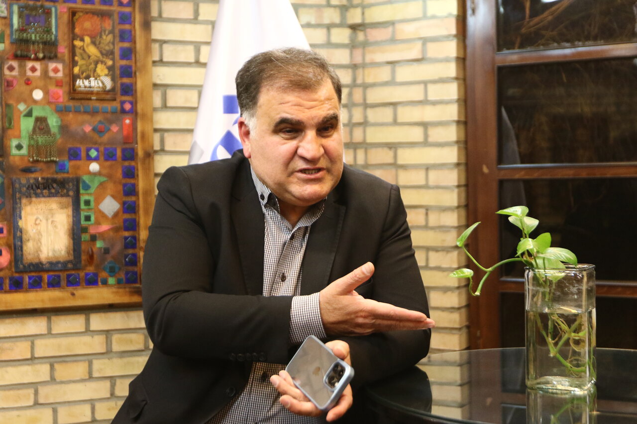 تَرَکهای ناشی از فرونشست سالانه ۱۵ تا ۱۸ سانتیمتری روی ستونهای سیوسه پل؛ آغاز مهاجرت از اصفهان بهدلیل مشکلات محیط زیستی/ برخی مدارس تخلیه شدند