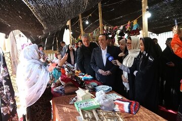 جشنواره لباس اقوام، فرصتی برای معرفی هنر زنان سرپرست خانوار است