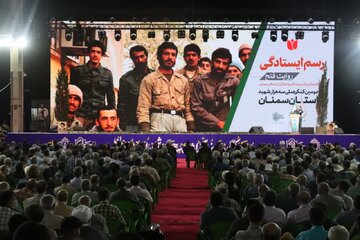 حضور سردار  غلامرضا سلیمانی در شب روایت فتح با  روایتگری نوجوانان و نمایشگاه‌های فرهنگی در فضایی معنوی و پرشور/ ایران پرچمدار صلح، آزادی و مقاومت است