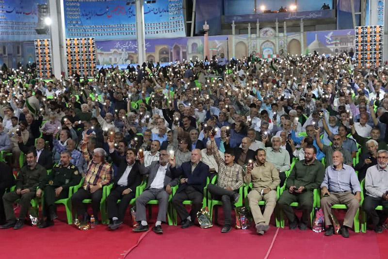 حضور سردار  غلامرضا سلیمانی در شب روایت فتح با  روایتگری نوجوانان و نمایشگاه‌های فرهنگی در فضایی معنوی و پرشور/ ایران پرچمدار صلح، آزادی و مقاومت است