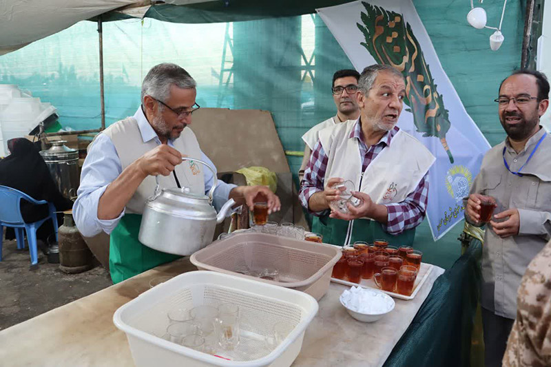 حضور سردار  غلامرضا سلیمانی در شب روایت فتح با  روایتگری نوجوانان و نمایشگاه‌های فرهنگی در فضایی معنوی و پرشور/ ایران پرچمدار صلح، آزادی و مقاومت است