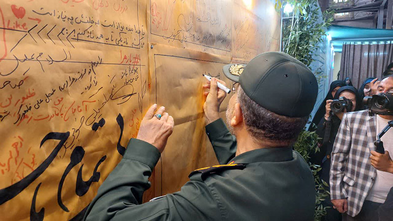 حضور سردار  غلامرضا سلیمانی در شب روایت فتح با  روایتگری نوجوانان و نمایشگاه‌های فرهنگی در فضایی معنوی و پرشور/ ایران پرچمدار صلح، آزادی و مقاومت است