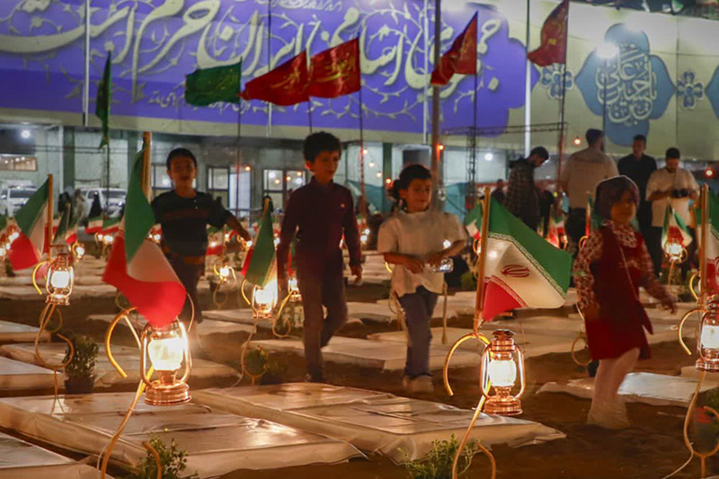 حضور سردار  غلامرضا سلیمانی در شب روایت فتح با  روایتگری نوجوانان و نمایشگاه‌های فرهنگی در فضایی معنوی و پرشور/ ایران پرچمدار صلح، آزادی و مقاومت است