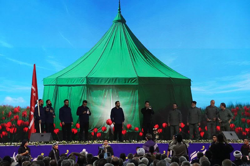 حضور سردار  غلامرضا سلیمانی در شب روایت فتح با  روایتگری نوجوانان و نمایشگاه‌های فرهنگی در فضایی معنوی و پرشور/ ایران پرچمدار صلح، آزادی و مقاومت است