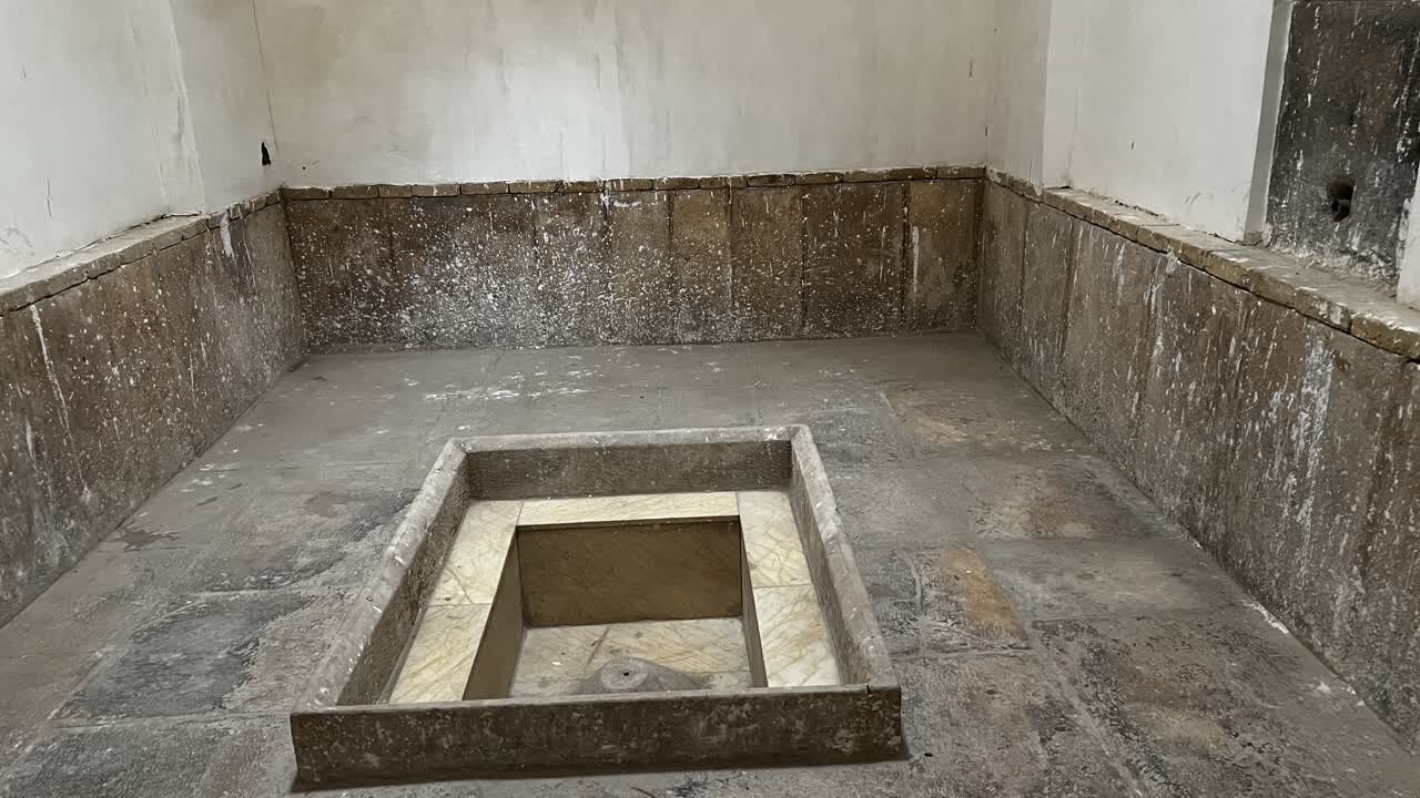 حمام قصلان در حد فاخرترین حمام‌های ایران است / لزوم احیای موزه سنگ و کاوش در تپه‌ی ۵۰۰۰ ساله