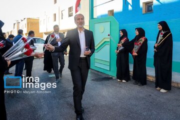 دانش‌آموزان میزبان مسئولان شدند؛ مدرسه خانه امید است یا صحنه تشریفات؟