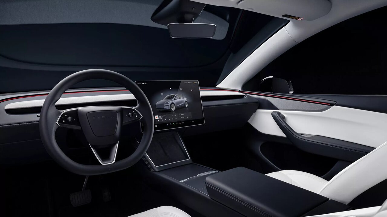 دختر جوان در آزمون رانندگی رد شد، چون ماشینش زیادی پیشرفته بود! / عکس