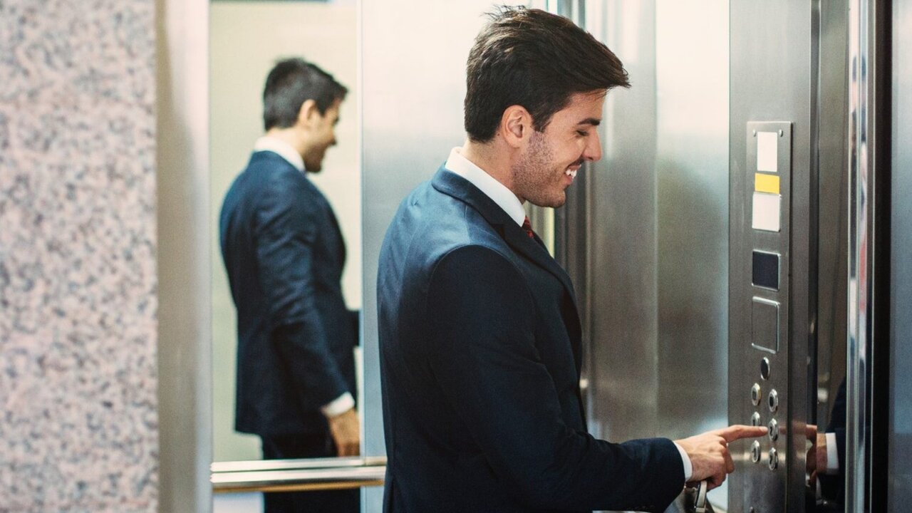 دلیل جالب نصب آینه در آسانسور / چطور یک ترفند ساده شکایتها را متوقف کرد؟