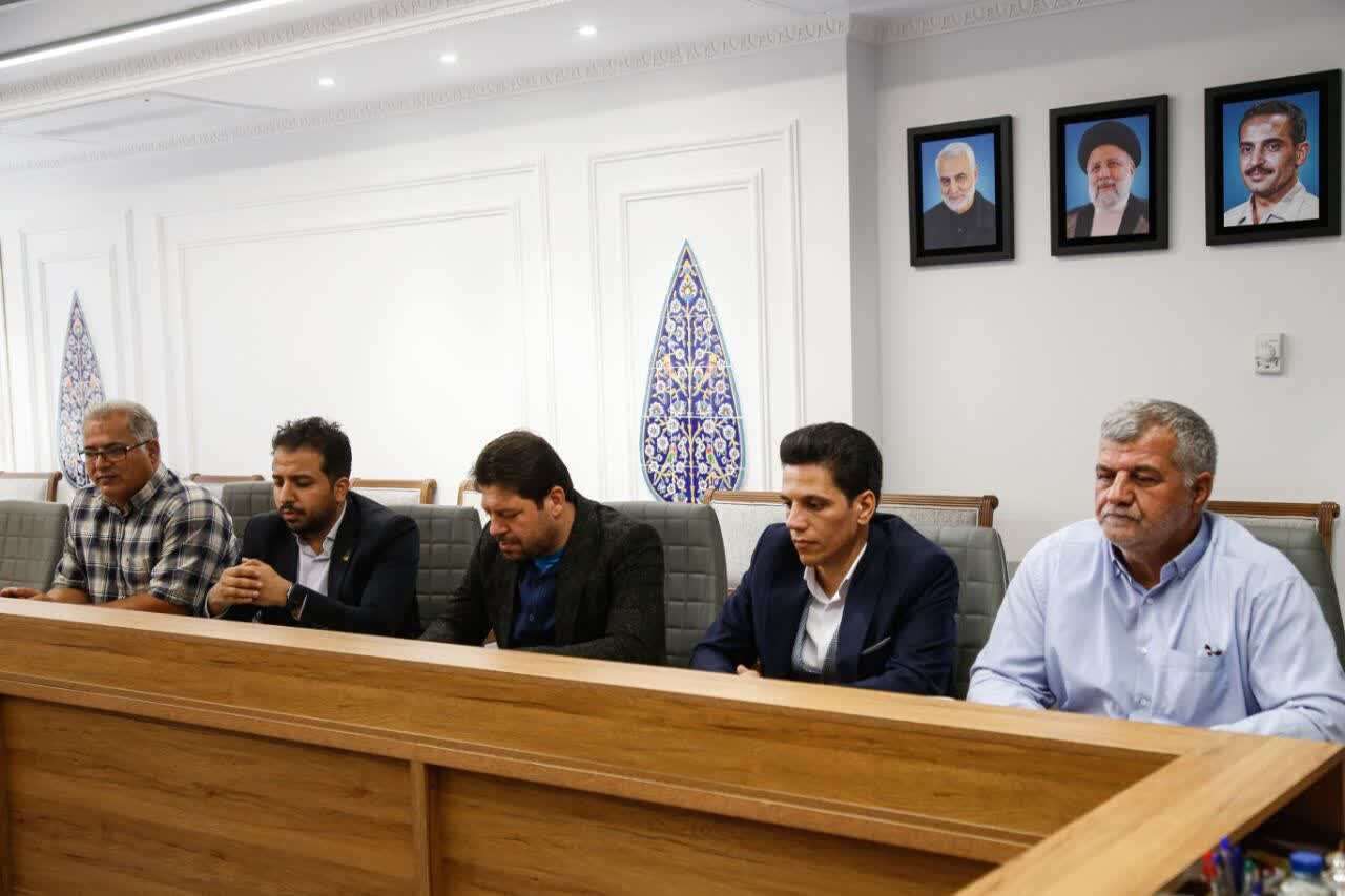 دیدار اعضای ستاد دکتر پزشکیان شهرستان میبد با استاندار یزد دیدار اعضای ستاد دکتر پزشکیان شهرستان میبد با استاندار یزد