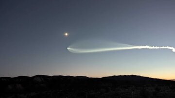 رد موشک در آسمان شب خبرساز شد /عکس